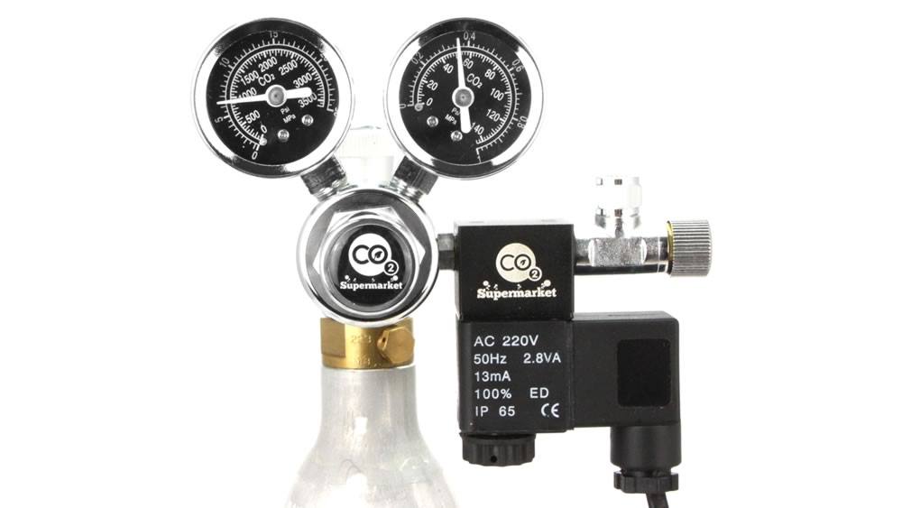 Regolatore di CO2 collegato alla bombola SodaStream utilizzando un adattatore