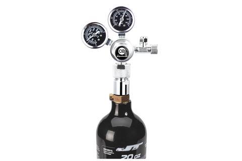 Adattatore Paintball CGA 320 collegato al regolatore e al cilindro