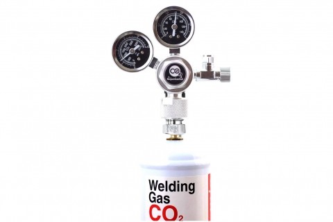 Regolatore di CO2 collegato a una bombola di CO2 per saldatura utilizzando un adattatore.