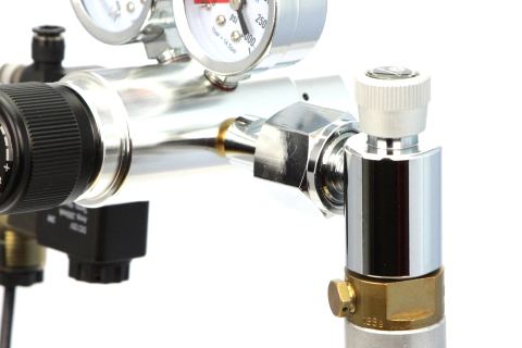 Adattatore collegato al cilindro SodaStream e al regolatore