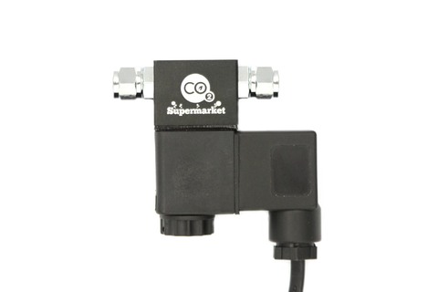Foto di solenoide per sistemi di CO2 dell'acquario.
