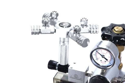 Ripartitore a 4 vie collegato a un regolatore di CO2