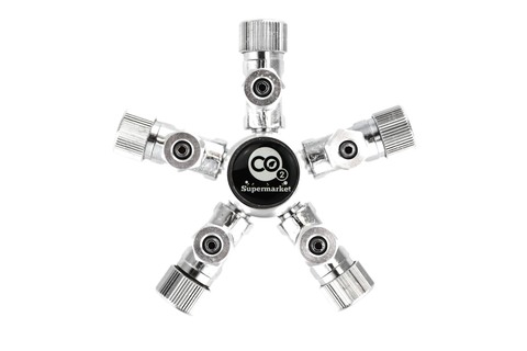 Foto di un distributore a 5 vie per regolatori di CO2 per acquari piantumati