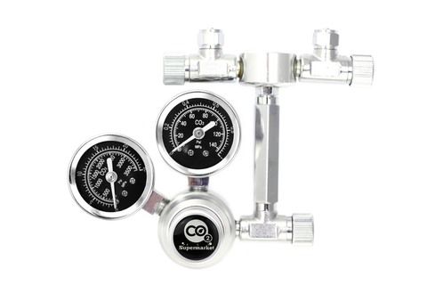 Foto che mostra lo splitter collegato a un regolatore di CO2