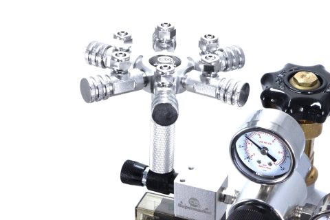 Ripartitore a 6 vie collegato a un regolatore di CO2